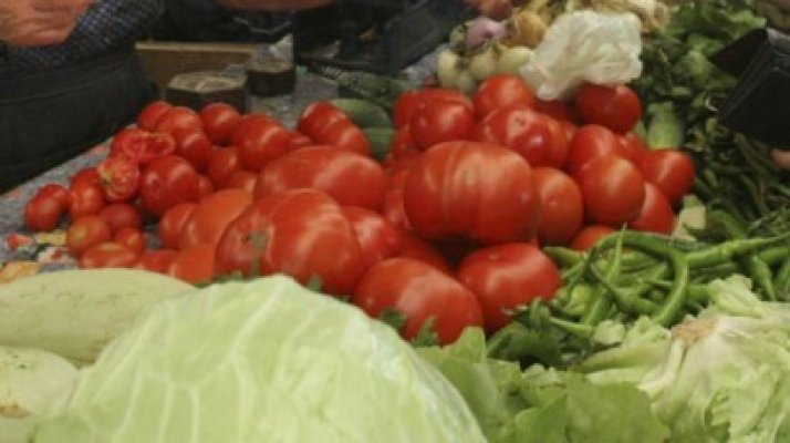 Guvernul face curăţenie în pieţe: Vor fi vândute doar legume şi fructe româneşti